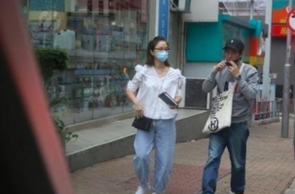 张家辉憔悴近照曝光，过马路紧牵妻子太恩爱，疑患重病身体堪忧