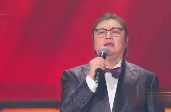 49岁韩红现身国庆盛典，身体暴瘦撑不起西服，粉丝直呼让人心疼