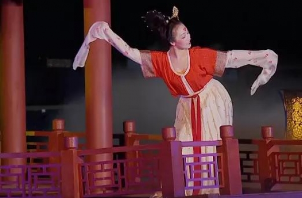 央视中秋晚会女星造型比拼：萨顶顶仙气飘飘，关晓彤秀出小性感