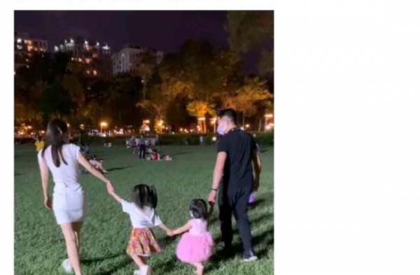 郭富城还没老婆方媛高？中秋晒一家四口散步照片，手牵手太温馨