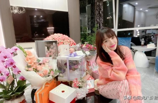 李小璐跨行复出，39岁生日发新歌，与薛之谦热吻画面被剪成MV