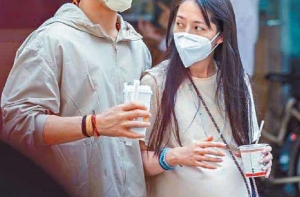 郭碧婷生女，向太将送豪华别墅犒赏？网友：再生一个预警