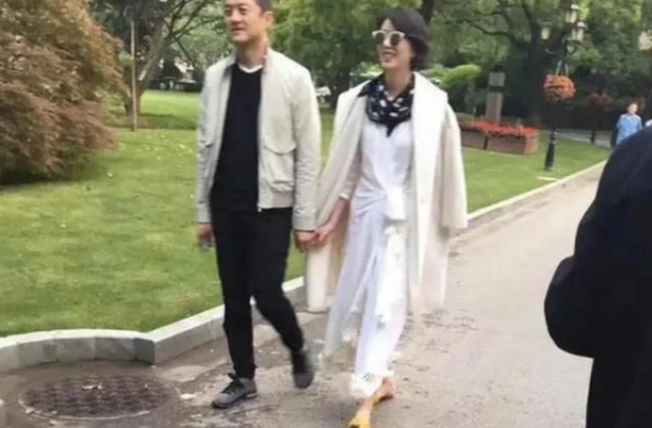 李亚鹏女友懒理分手传闻深情开唱，穿吊带裙大秀火辣身材，超性感