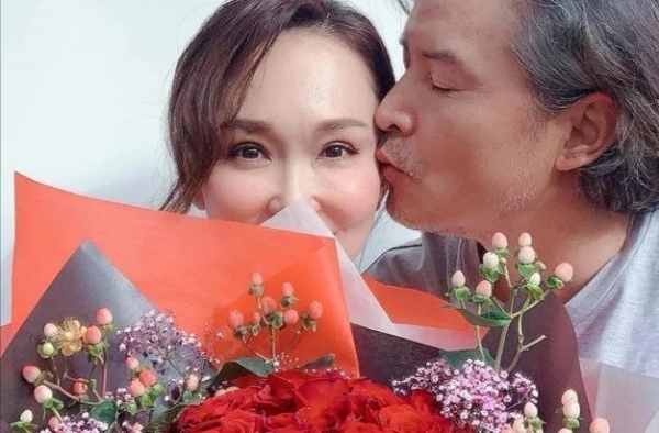 49岁范文芳晒照，新加坡第一美女美丽依旧，丈夫李铭顺满头白发