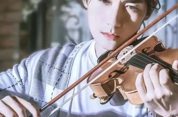 原来这些男明星竟然都会拉小提琴？