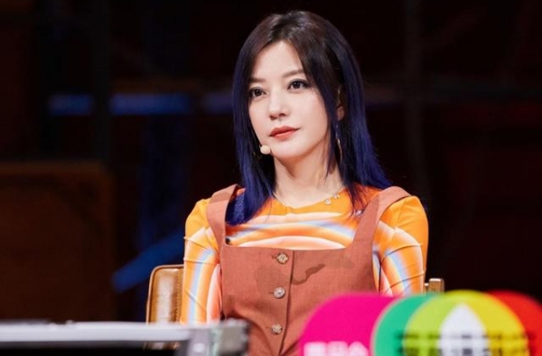 霸屏时尚圈的焦糖色，又爆了！赵薇解锁早秋混搭新穿法，摩登时尚