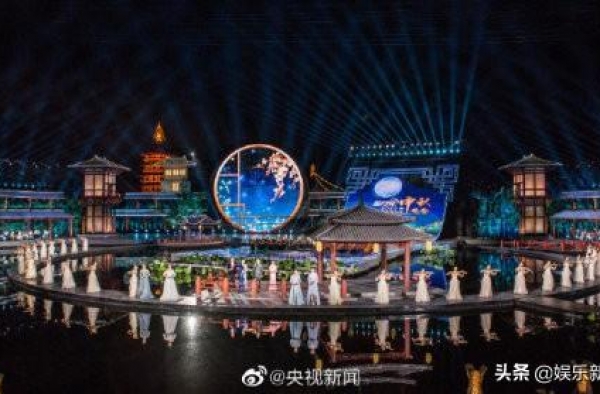 央视中秋晚会争议大！韩磊“四句话”沙溢“系错扣”被吐槽