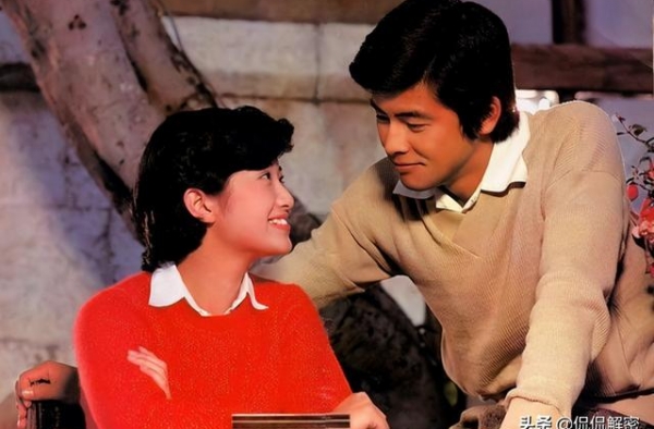 山口百惠各时期照片欣赏，从小美到老，图17与三浦友和的结婚照