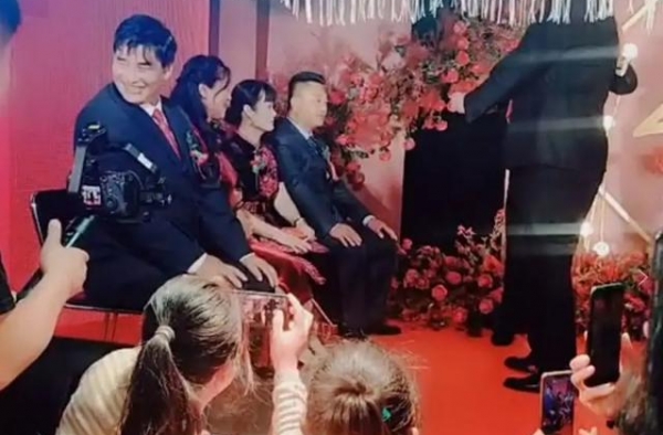 大衣哥朱之文儿子结婚！婚礼准备太用心，婚房早备好8辆豪车接亲