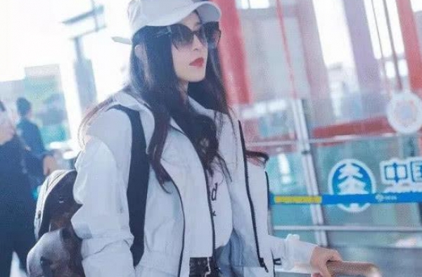 范冰冰现身机场风采依旧，一袭白衣十分漂亮，网友：怎么一个人？
