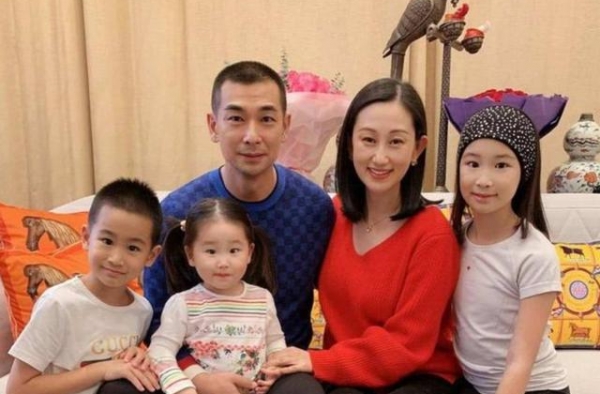 ＂撞脸＂有何稀奇，赵文卓一家＂共用＂一张脸，连妻子也不例外