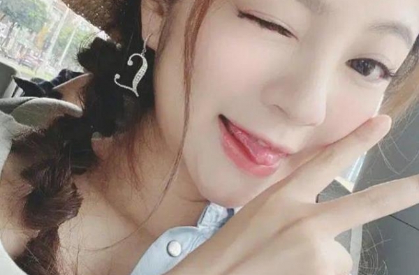 40岁安以轩挺大肚现身！白色连衣裙显瘦又温柔，双马尾似小姑娘