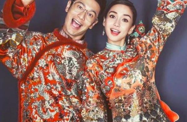 杨颖富养儿子，小海绵陪3个小朋友看夜景，穿五千Gucci风衣