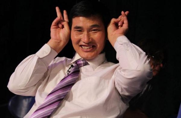 大衣哥儿子娶媳妇，50万豪车装满嫁妆，村民们议论纷纷