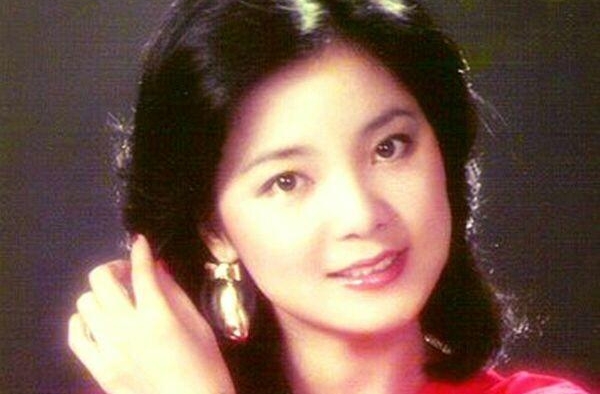 两岸三地唯她可以称为“传奇”她是一代歌后，你知道是谁吗