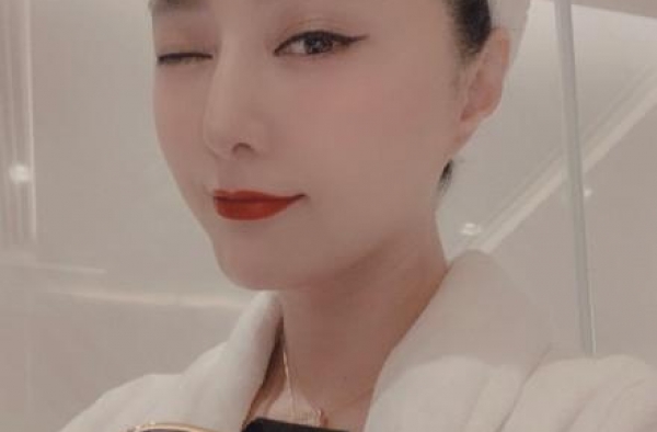 范冰冰穿浴袍亮相时装周，海外发展势头猛，为全面复出做准备