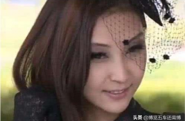 有种“整容”叫铠甲勇士的妮娜，如今卸妆穿军装，美到不敢认！