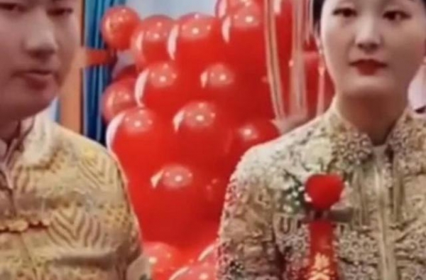 大衣哥一家六口全家福！亲家母白皙富态像生意人，姐姐在家嗑瓜子