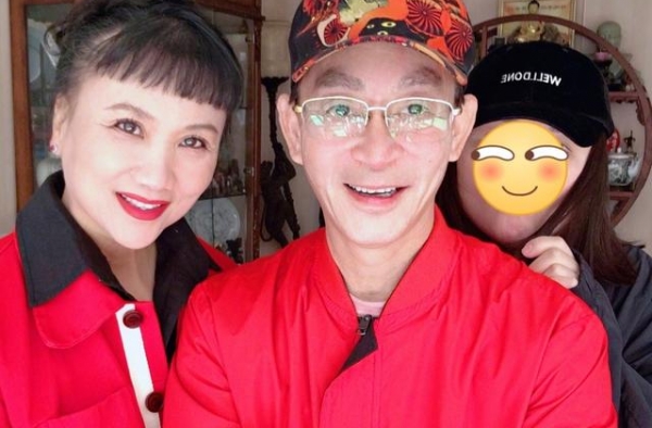 61岁六小龄童为妻子庆生，女儿罕见出镜被挡脸，29岁仍未出嫁