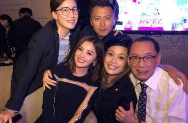 分手后生下女儿，独自富养至今，如今撑起娱乐圈半壁江山