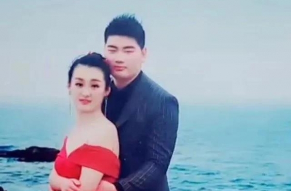 大衣哥朱之文儿子结婚，直播网红挤破门：您怎么看？