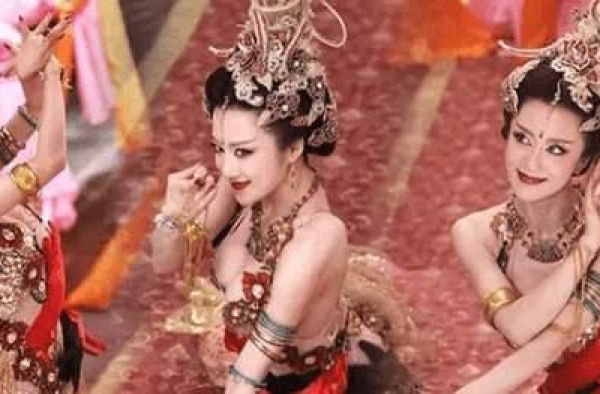 最美妲己被宠物狗咬了之后整容多次都无法再回到巅峰之际？