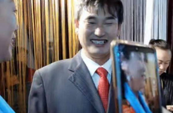 大衣哥儿子结婚被村民直播，皮箱装现金实力炫富，大衣嫂占C位？