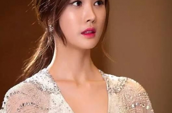 李易峰前任女友李多海，身穿香槟色紧身亮片礼服，性感高挑显气质