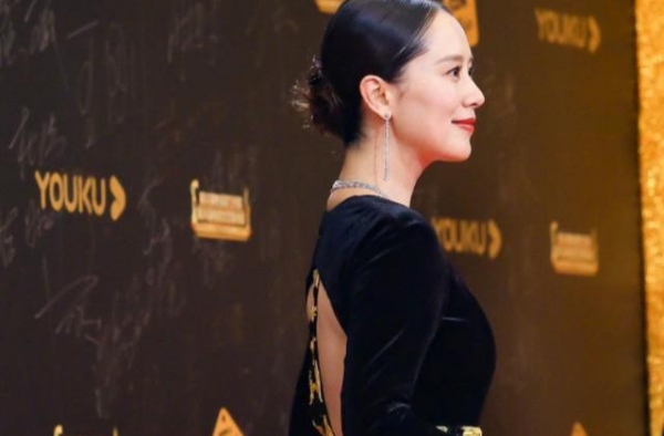 海清的女人味藏不住！穿丝绒长裙诠释复古气质，转身刹那被惊艳了