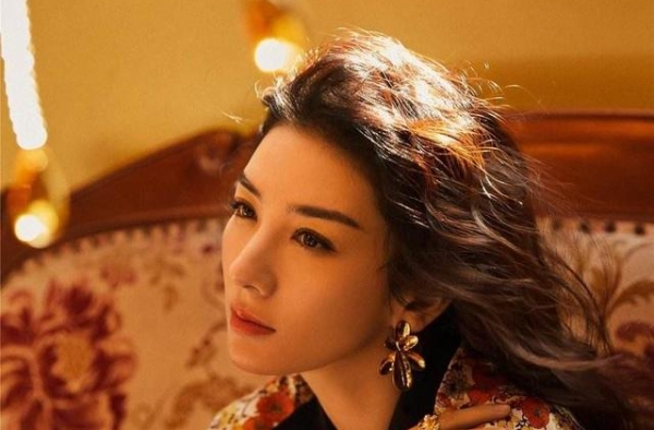 第一段婚姻＂出轨＂，第二段婚姻又很＂戏剧＂，如今的黄奕怎样了