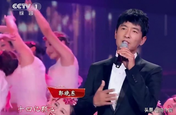 郭晓东：刚献唱完央视国庆晚会，就立马到山东老家庄稼地忙着秋收
