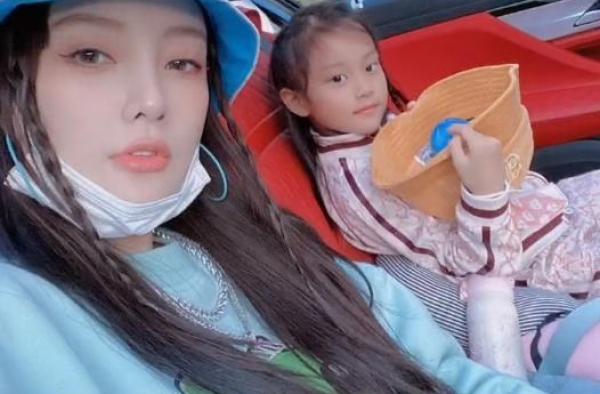 抱怨甜馨拖后腿？李小璐配文引发众怒，贾乃亮面露难色