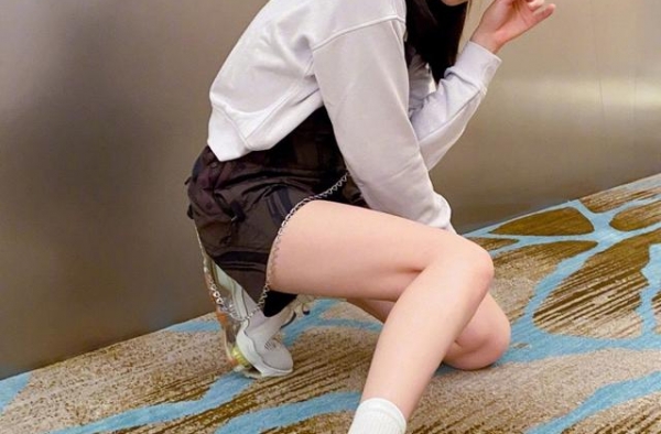 宋茜居然穿得这么亲民！白色卫衣展现活力，运动鞋格外亮眼