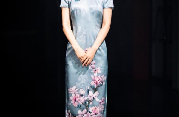 袁姗姗“变身”女特务，穿旗袍优雅又知性，演绎东方女人的古典美