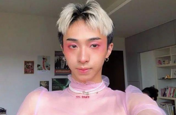 18岁儿子成绩优异，4岁女儿颜值逆袭，两次当妈的伊能静有多酷