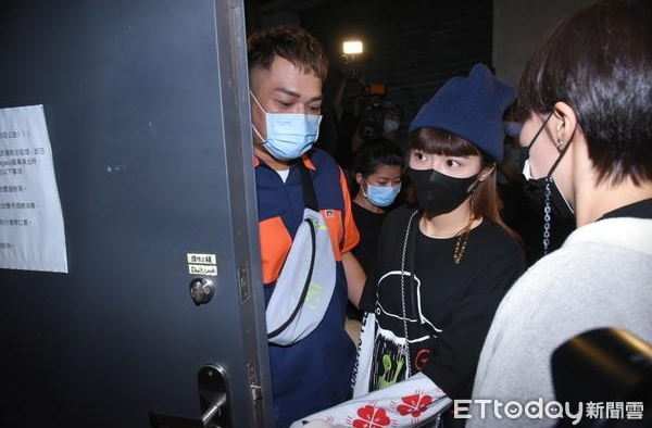 峮峮、杨丞琳现身小鬼追思会！衣服“外星人”图样藏洋葱