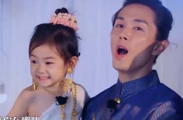 李乐祺到底多像妈妈戚薇？镜头特写母女脸蛋，全明白了