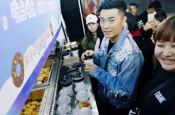 李晨面馆一碗面条58元，没人嫌贵，为何baby奶茶店却倒闭了