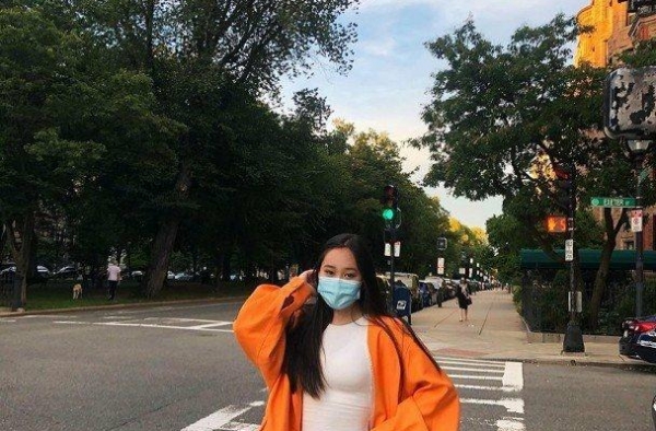 李连杰女儿穿露脐装秀身材，17岁身材太火辣！比利智年轻时更美