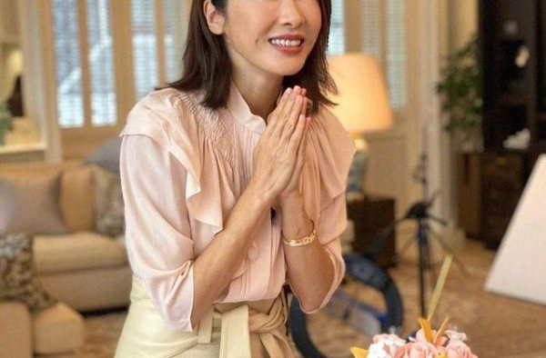 黎姿晒49岁生日照，裸色衬衫配皮裙优雅大气，齐肩发年轻10岁
