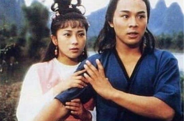 曾为李连杰付出一切的黄秋燕，勇敢面对离婚创伤，59岁仍很漂亮