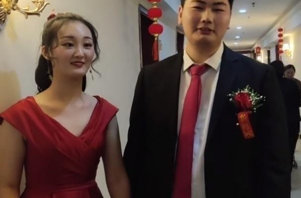 大衣哥儿媳私下太时髦！穿阔腿裤配小西装回农村，长发飘飘似明星