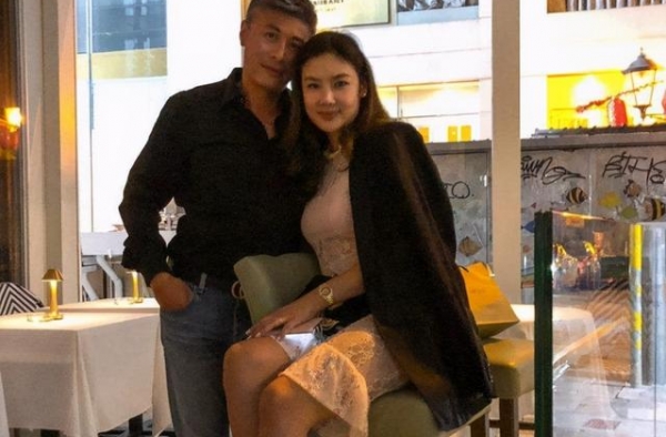 乐基儿一家出游，2岁儿子独自推行李，穿奢侈品牌呆萌贵气