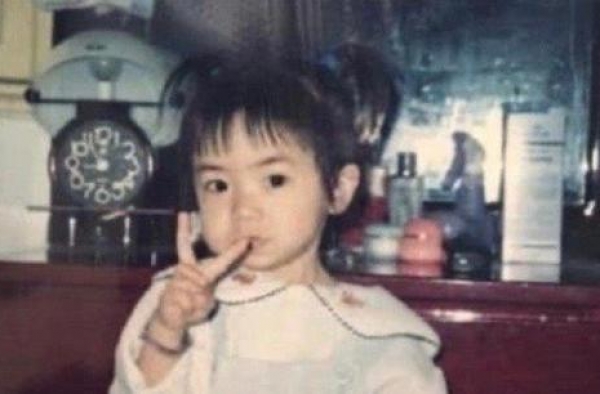 戚薇和女儿如同复制粘贴，爸爸是个参与奖呐