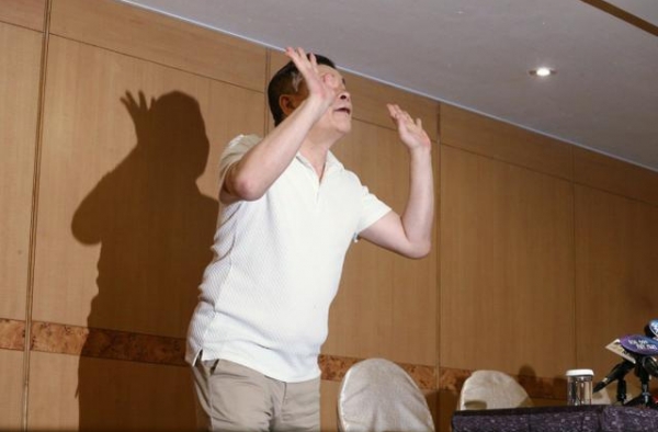 64岁男星破产负债六千万，开记者会痛哭：20年还不完，求投资