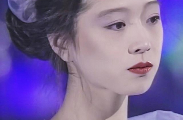 她曾是“盛世歌姬”中森明菜，徐克笔下完美小倩，却毁在渣男手中
