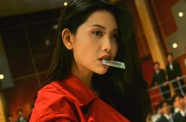 沈月太有名媛气质了！穿亮片抹胸裙女人味十足，事业线遗传邱淑贞