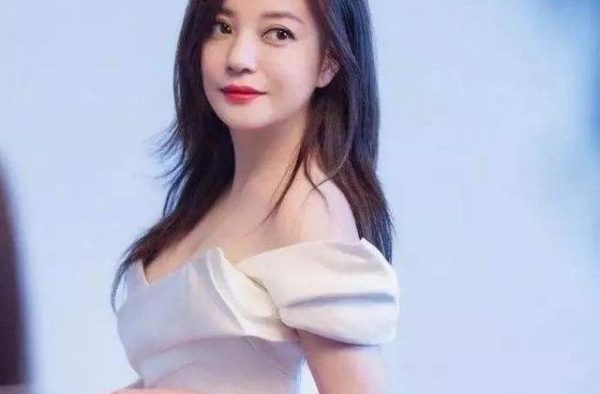 赵薇继子黄小宝恋情疑曝光！绯闻女友颜值惊艳，豪宅暴露不菲身家