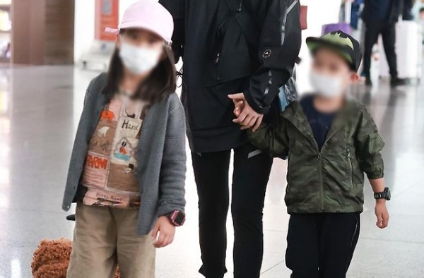二婚的梅婷与老公罕见同框，一起牵手儿子，7岁女儿一人拉行李箱
