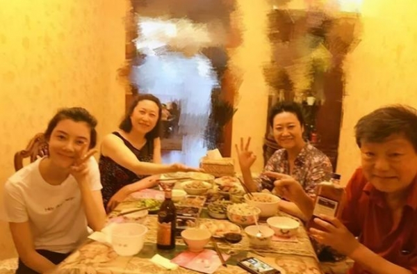 晒晒车晓如今住的房子，单身后跟父母一起住，日子过得无忧无虑